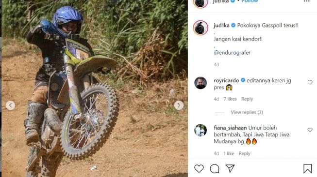 Judika pamer gaya Wheelie dengan menggunakan motor di jalanan tanah (Instagram)