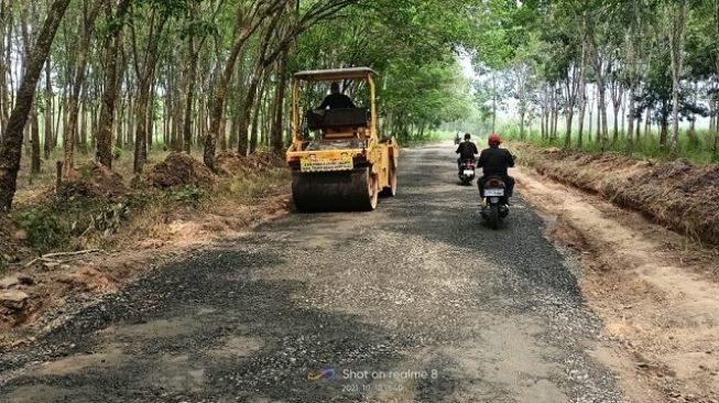 Jalan Poros Tulangbawang Barat-Lampung Utara Direhab