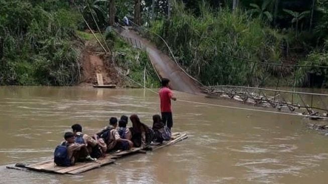 Jembatan Ambruk, Warga Pasirloa Pandeglang Pakai Rakit untuk Lintasi Sungai