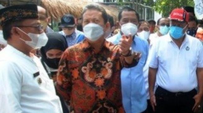 Mentri KKP Tebar 100 Benih ikan di Situ Lebak Wangi