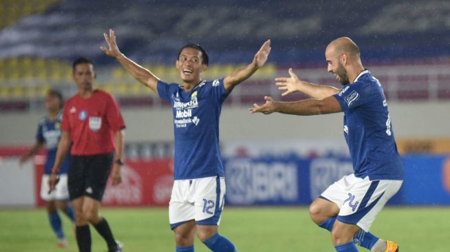 Sempat Ketinggalan di Babak Pertama, Persib Akhirnya Gulung PSS 4-2