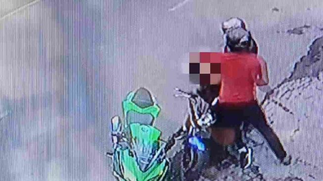 Terekam CCTV, Pria Pengendara Ninja Hajar Dua Pemuda di Tasikmalaya