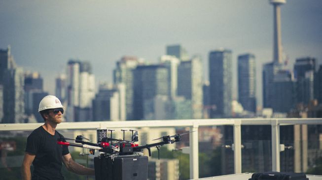 Foto selebaran yang diambil pada September 2021 menunjukkan seorang teknisi memeriksa drone 'Unither Bioelectronique' untuk penerbangan mengirimkan sepasang paru-paru transplantasi medis di Toronto, Kanada, dirilis pada (21/10/2021). [JASON VAN BRUGGEN / UNITHER BIOELECTRONIQUE / AFP]