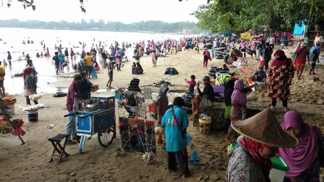 Pantai Carita Mulai Membludak Dikunjungi Wisatawan