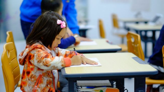 China Sahkan Undang-Undang Baru, Larang Sekolah Beri PR Terlalu Berat Pada Siswa