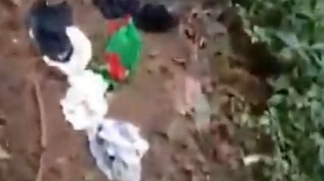 Warga membersihkan celana dalam di sela-sela rumput ilalang Hutan Sanggabuan (Instagram)