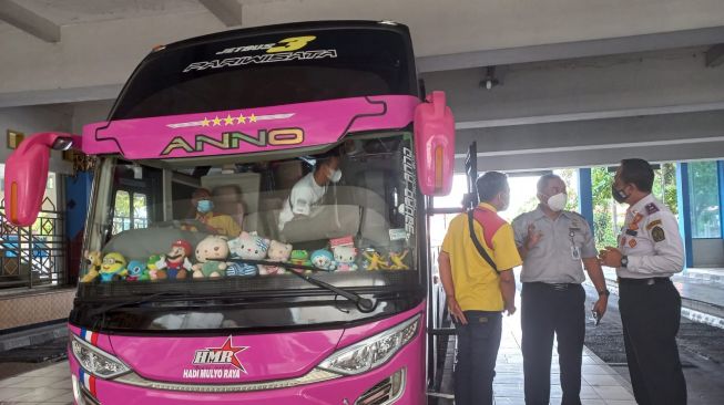 Hindari Simpul Pemeriksaan Vaksinasi, Bus Pariwisata Kucing-kucingan Masuk ke DIY