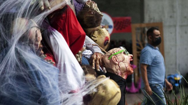 Figur zombie dipajang di pusat perbelanjaan sebagai bagian dari dekorasi Musim Halloween di San Pedro Garza, Nuevo Leon, Meksiko, pada (22/10/2021). [JULIO CESAR AGUILAR / AFP]