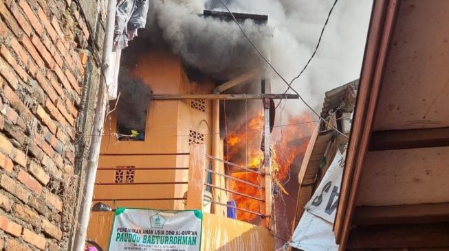 Kebakaran Landa Pemukiman Jalan Dewi Sartika Bekasi, Pemilik Rumah Lompat Selamatkan Diri