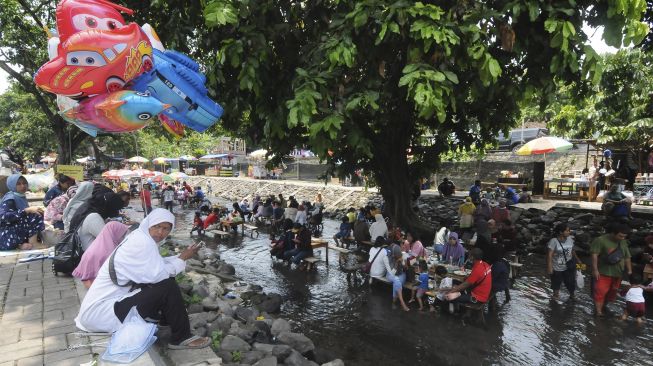 Sejumlah pengunjung menikmati suasana di wisata kuliner air di Pengging, Banyudono, Boyolali, Jawa Tengah, Minggu (24/10/2021). [ANTARA FOTO/Aloysius Jarot Nugroho]