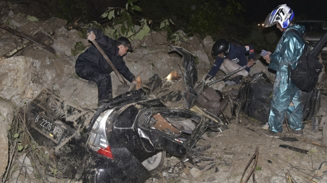 Warga berusaha mengevakuasi korban longsor yang selamat di kawasan tikungan PDAM Tirtanadi, Sibolangit, Deli Serdang, Sumatera Utara, Sabtu (23/10/2021) malam. [ANTARA FOTO/Fransisco Carolio]