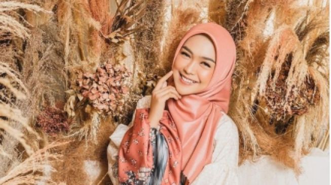 Ria Ricis Pamer Gaun Prewedding Bernuansa Putih, Penampilannya Bikin Pangling