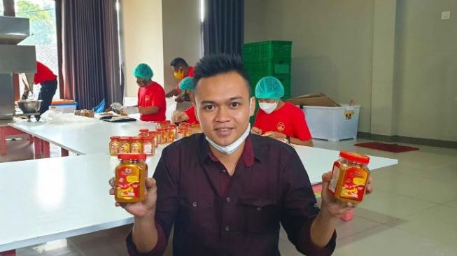  Ivan Septiono, Pengusaha Asal Bandung Barat Memperlihatkan Produk Jahe Mililknya (Ferry Bangkit)