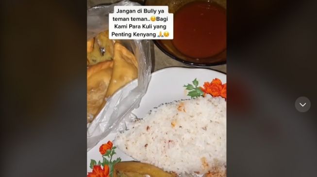 Kuli perlihatkan menu makan saat bekerja (tiktok)