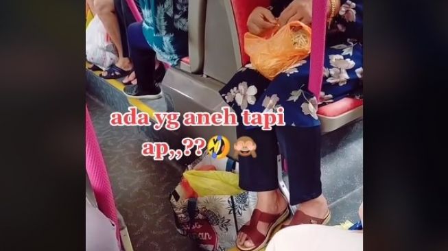 Multitasking, Perempuan Ini Naik Kereta Sambil Lakukan Pekerjaan Rumah Tangga