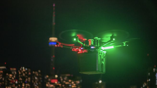 Foto selebaran yang diambil pada September 2021 menunjukkan drone Unither Bioelectronique mengangkut sepasang paru-paru donor, jauh di atas lalu lintas Toronto, Kanada, dirilis pada (21/10/2021). [JASON VAN BRUGGEN / UNITHER BIOELECTRONIQUE / AFP]