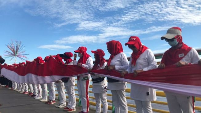 Rayakan Hari Jadi Kota Pontianak, Bendera Merah Putih 100 Meter Dibentangkan