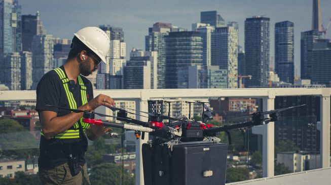 Foto selebaran yang diambil pada September 2021 menunjukkan seorang teknisi memeriksa drone 'Unither Bioelectronique' untuk penerbangan mengirimkan sepasang paru-paru transplantasi medis di Toronto, Kanada, dirilis pada (21/10/2021). [JASON VAN BRUGGEN / UNITHER BIOELECTRONIQUE / AFP]