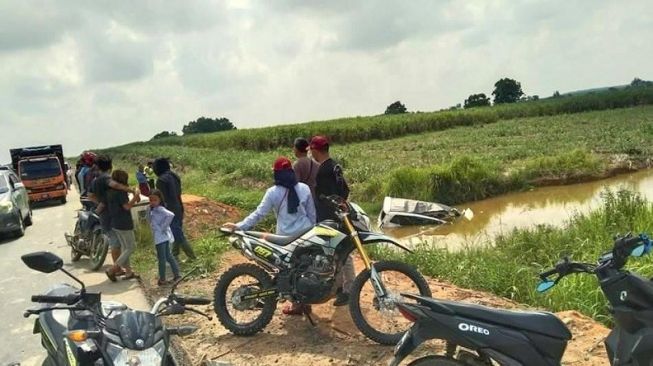 Mobil Innova Tercebur ke Sungai di Tulang Bawang, Dua Penumpang Tewas