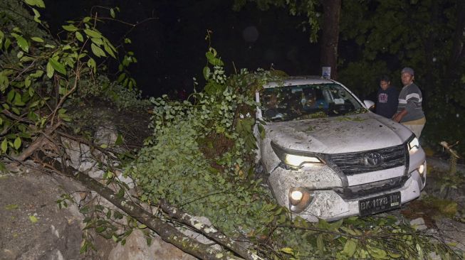 Warga berusaha mengevakuasi korban longsor yang selamat di kawasan tikungan PDAM Tirtanadi, Sibolangit, Deli Serdang, Sumatera Utara, Sabtu (23/10/2021) malam. [ANTARA FOTO/Fransisco Carolio]