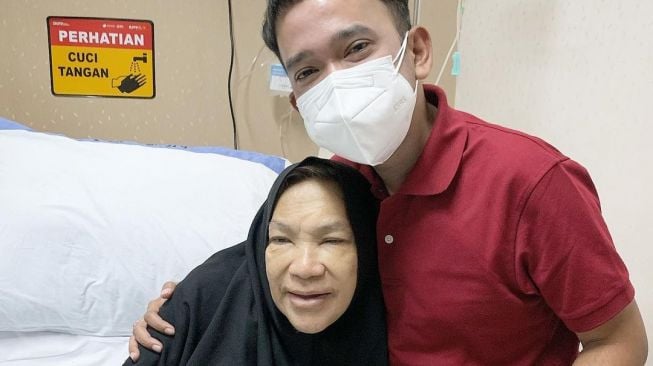 Ruben Onsu menjenguk Dorce Gamalama di rumah sakit. [Instagram]