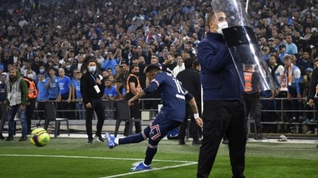 Pemain PSG Neymar melepaskan tendangan penjuru saat menghadapi Marseille dalam lanjutan Ligue 1 di Stade Velodrome, Senin (25/10/2021). [AFP]