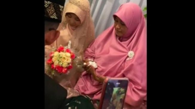 Viral istri menghantarkan suami menikah lagi [ist]