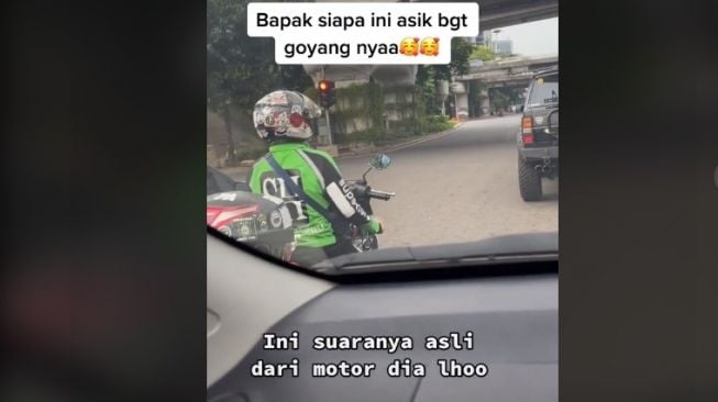 Lagi Nunggu Lampu Merah, Pengendara Motor Malah Asyik Joget