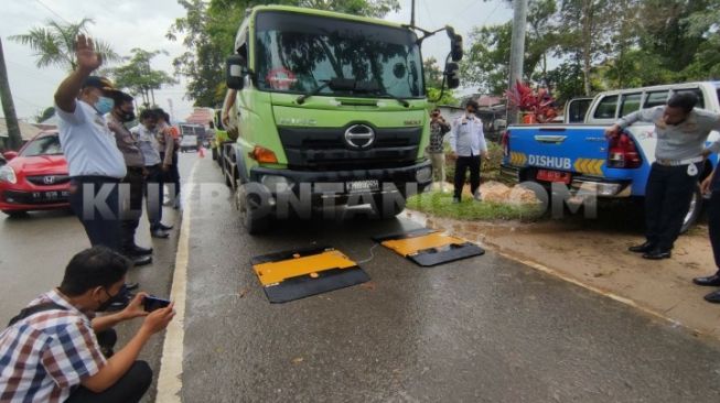 Beban Muatan Berlebih, Dishub Tilang Truk Angkutan CPO yang Ditahan Ormas Pemuda Dayak