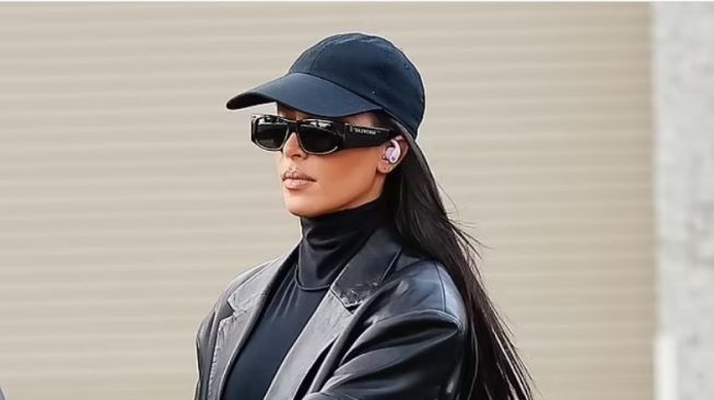 Kim Kardashian mengenakan earbuds Beats Fit Pro. [Dailymail]