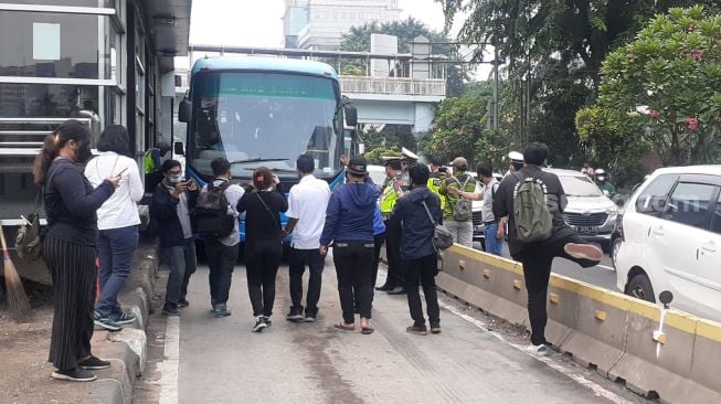 Olah TKP kasus tabrakan maut bus TransJakarta di Halte Cawang-Ciluwung, MT Haryono, Jaksel. (Suara.com/Yaumal)