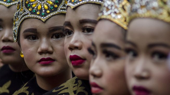 Penari bersiap untuk mementaskan tarian Ibing Pencug Ewag pada gelaran Pentas Rakyat Puntang Menari di Camp Area Gunung Puntang, Kabupaten Bandung, Jawa Barat, Minggu (24/10/2021). [ANTARA FOTO/Novrian Arbi]