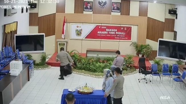 Ditendang dan Ditonjok Kapolres Nunukan, Anak Buah Sebar Video hingga Viral