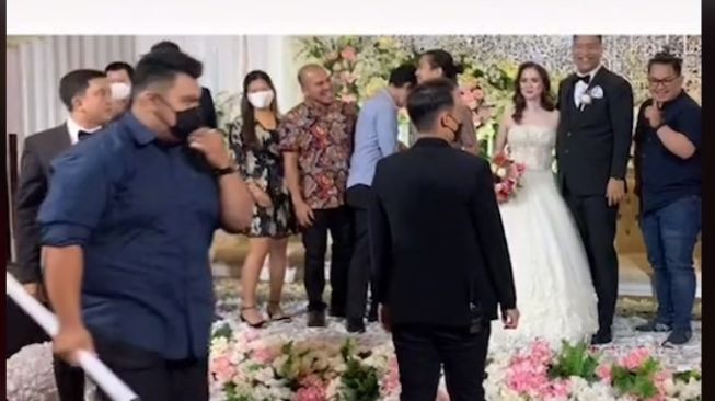 Bukannya Bawa Amplop, Tamu Undangan Kasih Banner Aib, Pengantin Auto Malu