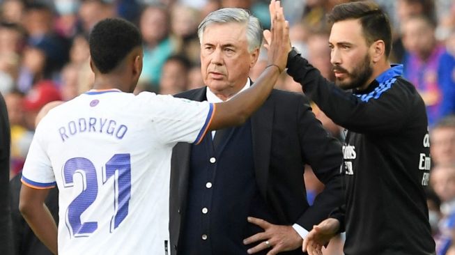 Ekspresi pelatih Real Madrid, Carlo Ancelotti (tengah) pada laga Liga Spanyol kontra Barcelona di Camp Nou, Minggu (24/10/2021) malam WIB. [Josep LAGO / AFP]