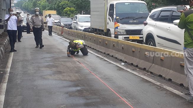 Sopir Tewas Tergencet, Polisi Olah TKP Tabrakan Maut TransJakarta di MT Haryono