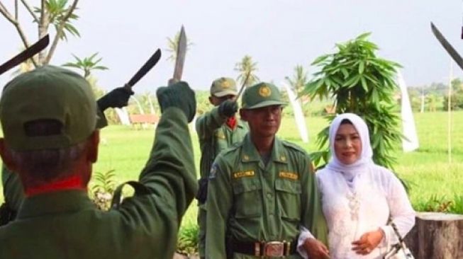Unik! Pernikahan Hansip di Subang Dirayakan Dengan Prosesi Ala Anggota TNI-Polri