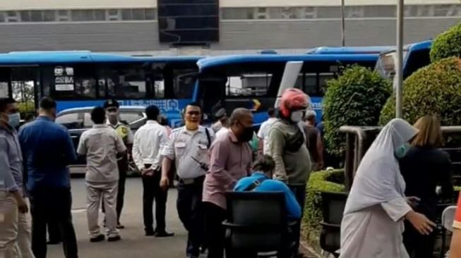 Penampakan usai 2 bus TransJakarta terlibat tabrakan beruntun di MT Haryono, Jakarta Selatan. (istimewa)