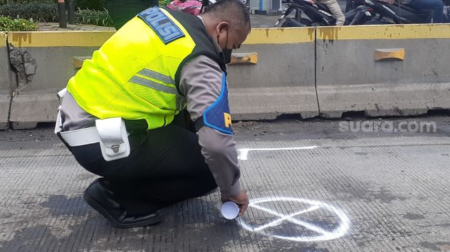 Olah TKP kasus tabrakan maut bus TransJakarta di Halte Cawang-Ciluwung, MT Haryono, Jaksel. (Suara.com/Yaumal)