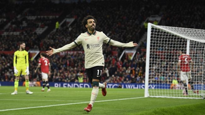 Penyerang sayap Liverpool, Mohamed Salah merayakan golnya ke gawang Manchester United pada laga Liga Inggris di Old Trafford, Senin (25/10/2021) dini hari WIB. [OLI SCARFF / AFP]