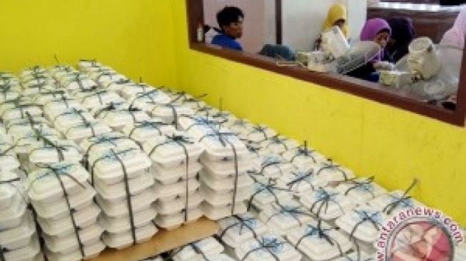 Viral Setiap Sore Rumah Crazy Rich Sidoarjo Diserbu Warga, Terungkap Isi Takjilnya