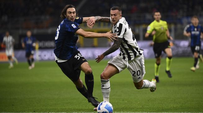 Bek Inter Milan Matteo Darmian (kiri) dan pemain depan Juventus Federico Bernardeschi berebut bola selama pertandingan sepak bola Serie A Italia antara Inter dan Juventus di stadion Giuseppe-Meazza (San Siro), Milan, pada (24/10/2021). [MARCO BERTORELLO / AFP]