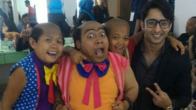 Mueng Engingeng (kedua dari kiri) bersama Shaheer Sheikh dan pemeran bintang sinetron Tuyul dan Mbak Yul Reborn lainnya. [Instagram]