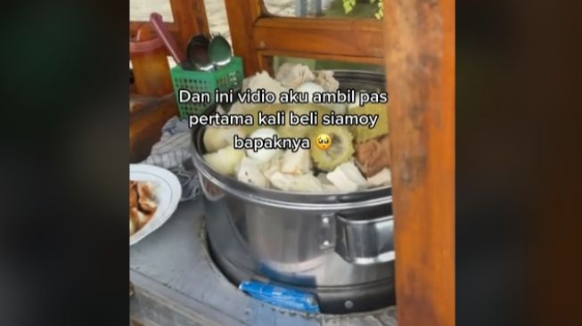 Aksi kocak cewek bule saat bagikan momen sedih bersama tukang siomay (tiktok)