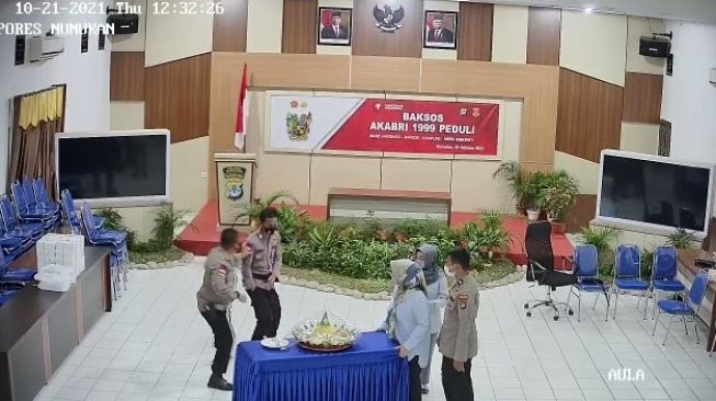 Tangkapan layar video viral Kapolres Nunukan AKBP Syaiful Anwar menendang dan memukul anak buahnya dalam acara Baksos Akabri 1999 Peduli, Kamis (21/10/2021). [Ist]