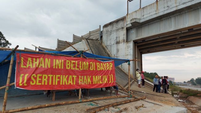 Warga Kembali Tutup Jalan Tol Balsam, Tagih Janji Ganti Rugi Lahan: Saya Timbun Lagi Ini
