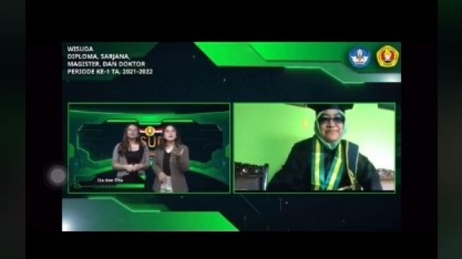 Gegara Ditinggal Cuci Piring, Wisuda Online Diambil Alih Sama Emak