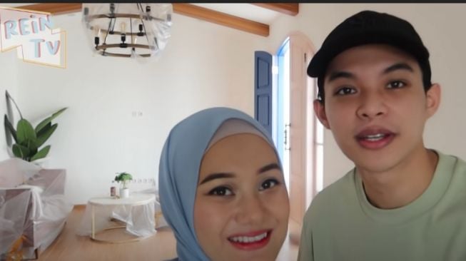 Potret Rumah Baru Rey Mbayang dan Dinda Hauw. [Youtube Rein TV]