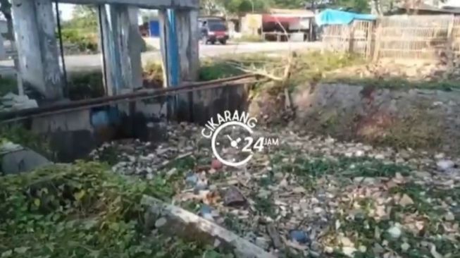 Sampah yang menumpuk di Kali Cikarang (Instagram)