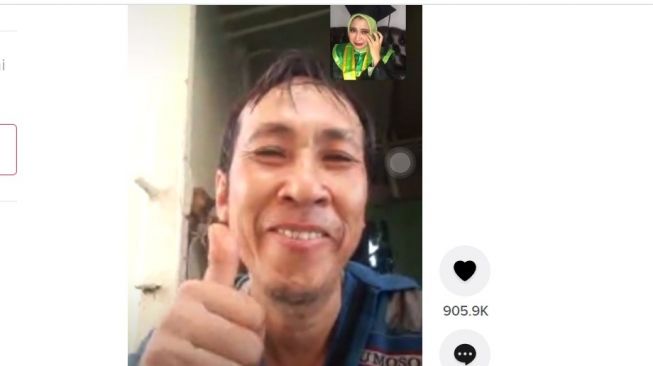 Tak Bisa Dampingi Anaknya Wisuda, Seorang Ayah Nangis Haru Ketika di Video Call